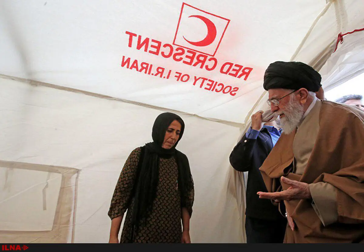 حضور رهبر انقلاب در چادرهای زلزله‌زدگان در روستای کوئیک کرمانشاه + عکس