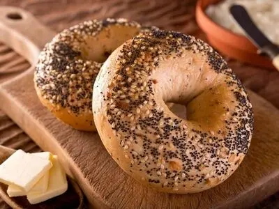 طرز تهیه نان پنیری با سبزی؛ یک صبحانه عالی برای مدرسه