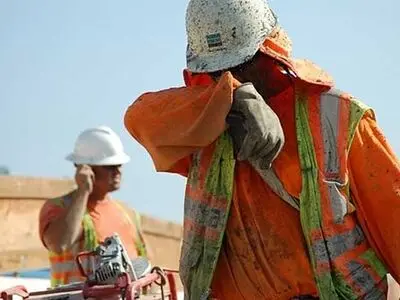 دمای بالای ۵۰درجه‌ی سانتی‌گراد و جان‌هایی که در خطر هستند/ چرا قوانین به کمک کارگران نمی‌آیند؟ 