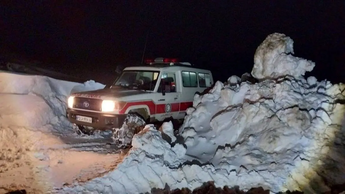 امداد رسانی هلال احمر به ۲۵خودروی گرفتار شده در برف محور تکاب_شاهیندژ 