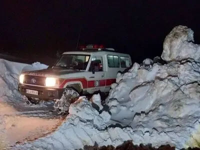 امداد رسانی هلال احمر به ۲۵خودروی گرفتار شده در برف محور تکاب_شاهیندژ 