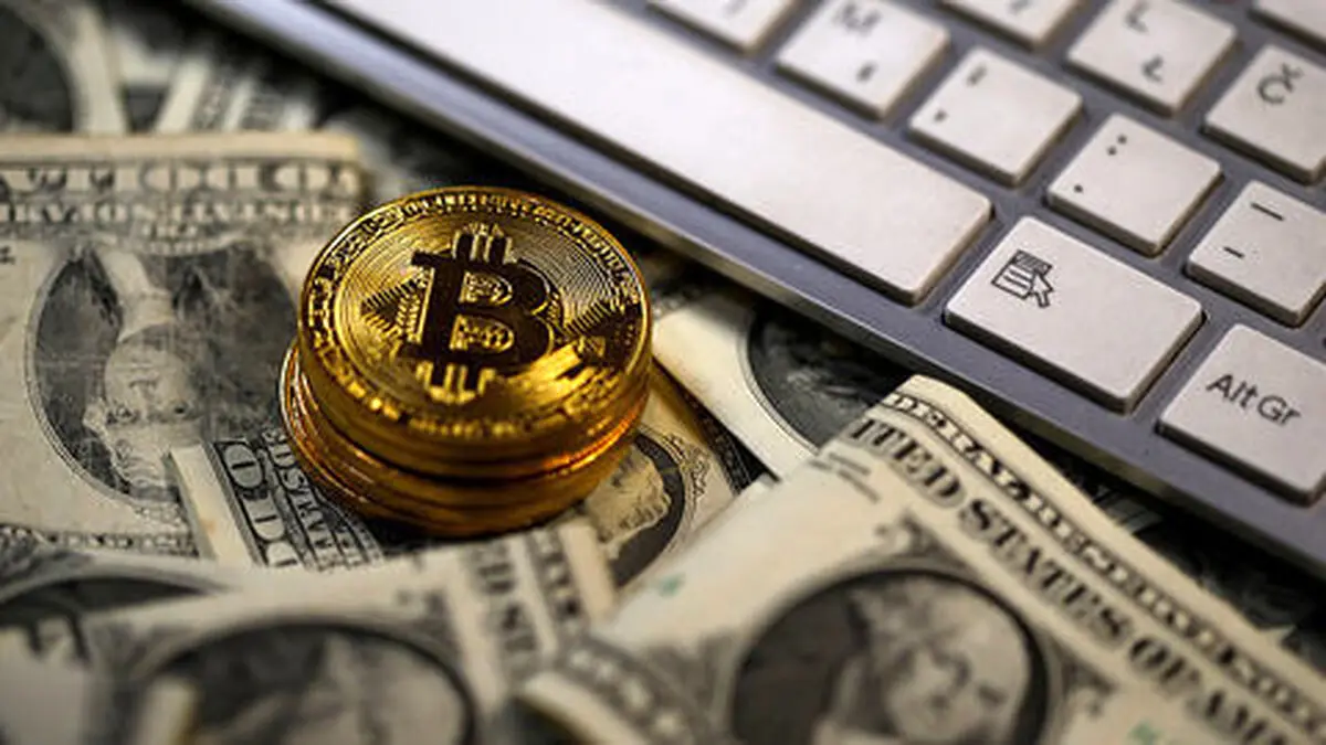 Bitcoin falls 7.7% to $55,408