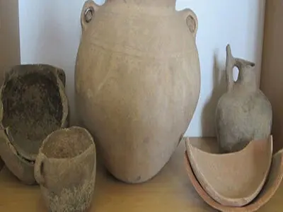 کشف دو خمره سفالی تاریخی توسط شرکت آب‌وفاضلاب در زنجان