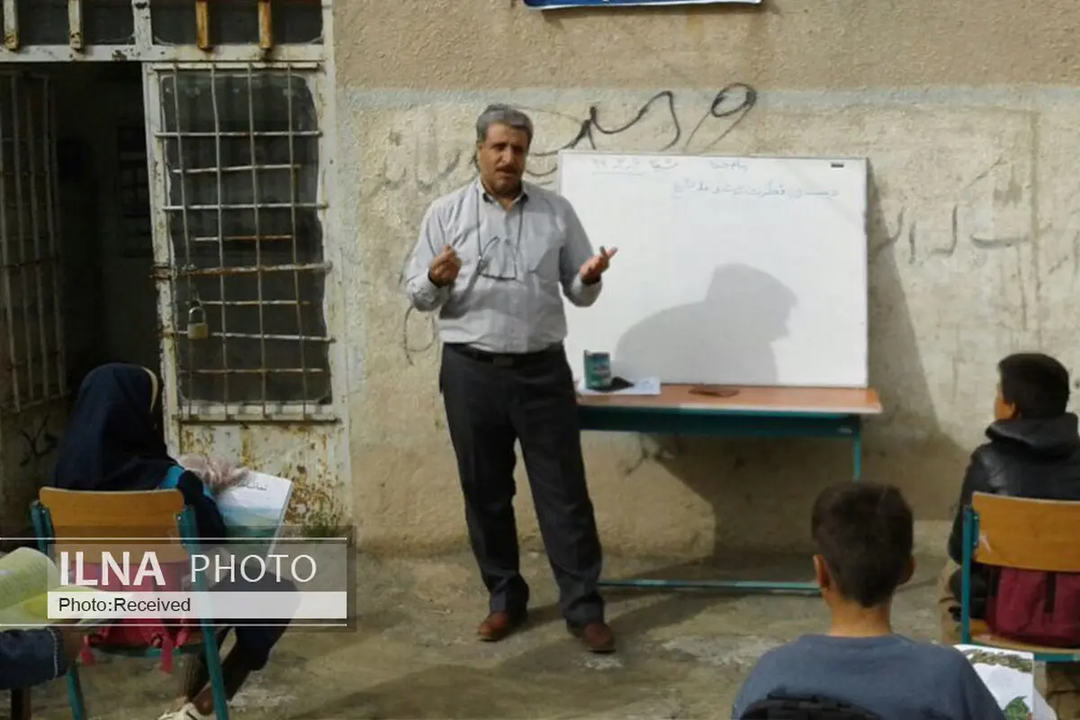 غمِ «شاد» کم بود ماسک هم اضافه شد/ کارگران امسال نمی‌توانند فرزندانشان را به مدرسه بفرستند/ چه بر سر اصل ۳۰ قانون اساسی آمده؟!
