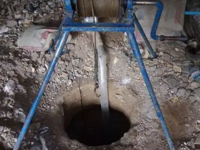 یک کارگر چاه‌کن از عمق ۴متری نجات یافت