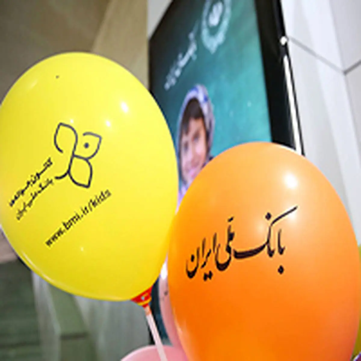 استقبال نوجوانان از غرفه کانون جوانه ها در نمایشگاه کتاب