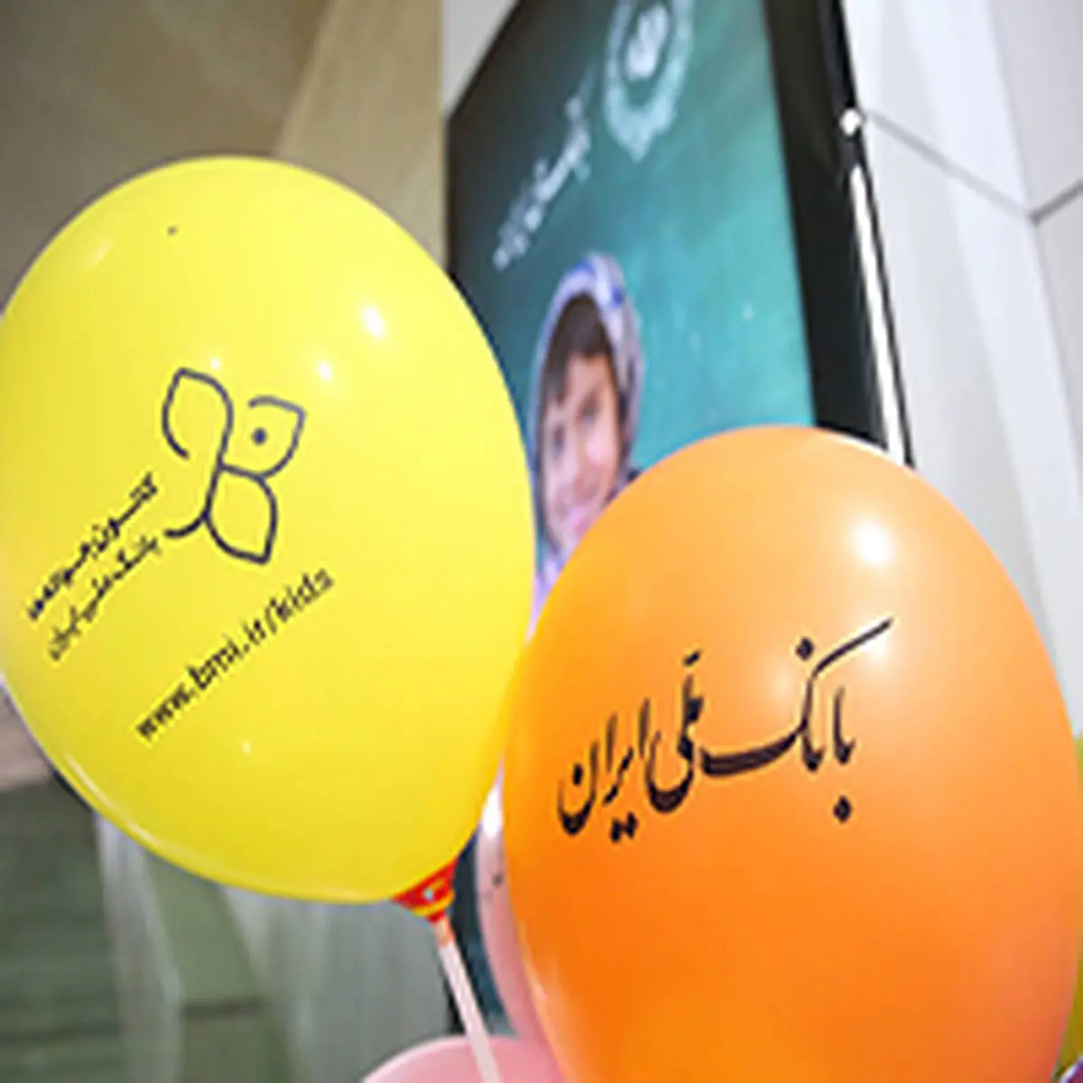 استقبال نوجوانان از غرفه کانون جوانه ها در نمایشگاه کتاب