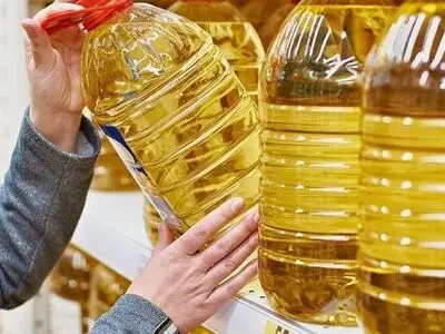 کمبود روغن خوراکی در ارومیه/ صف‌های طولانی شهروندان برای خرید یک عدد روغن در روزهای کرونایی