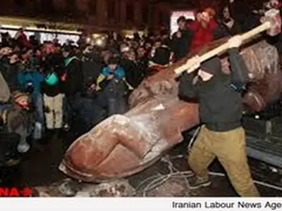 مخالفان دولت اوکراین مجسمه لنین را پایین کشیدند