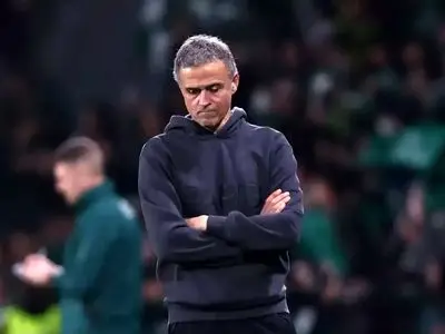   لوئیس انریکه پشت شوالیه ایستاد