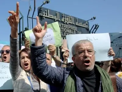 ادامه اعتراض‌ها در الجزائر/ دعوت حزب حاکم به پیروی از نقشه راه پیشنهادی بوتفلیقه