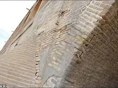 ماجرای ترک روی دیواره های سی‌و‌سه‌پل اصفهان چیست؟ /فیلم