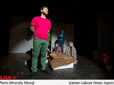 نمایش مسافران در قم به روی صحنه رفت