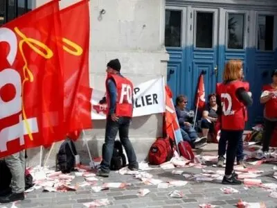 صدها کارگر فرانسوی به خیابان‌ها آمدند 