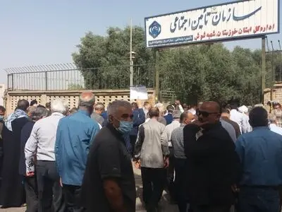 تجمع دوباره بازنشستگان شوش و هفت تپه مقابل تامین اجتماعی/ مستمری چهار میلیون تومانی کافی نیست