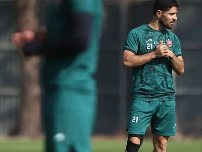 عمری با مراقبت ویژه از زانو به تمرین پرسپولیس برگشت