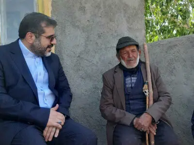 یک آوازخوان خودآموخته نشان درجه یک هنری می‌گیرد