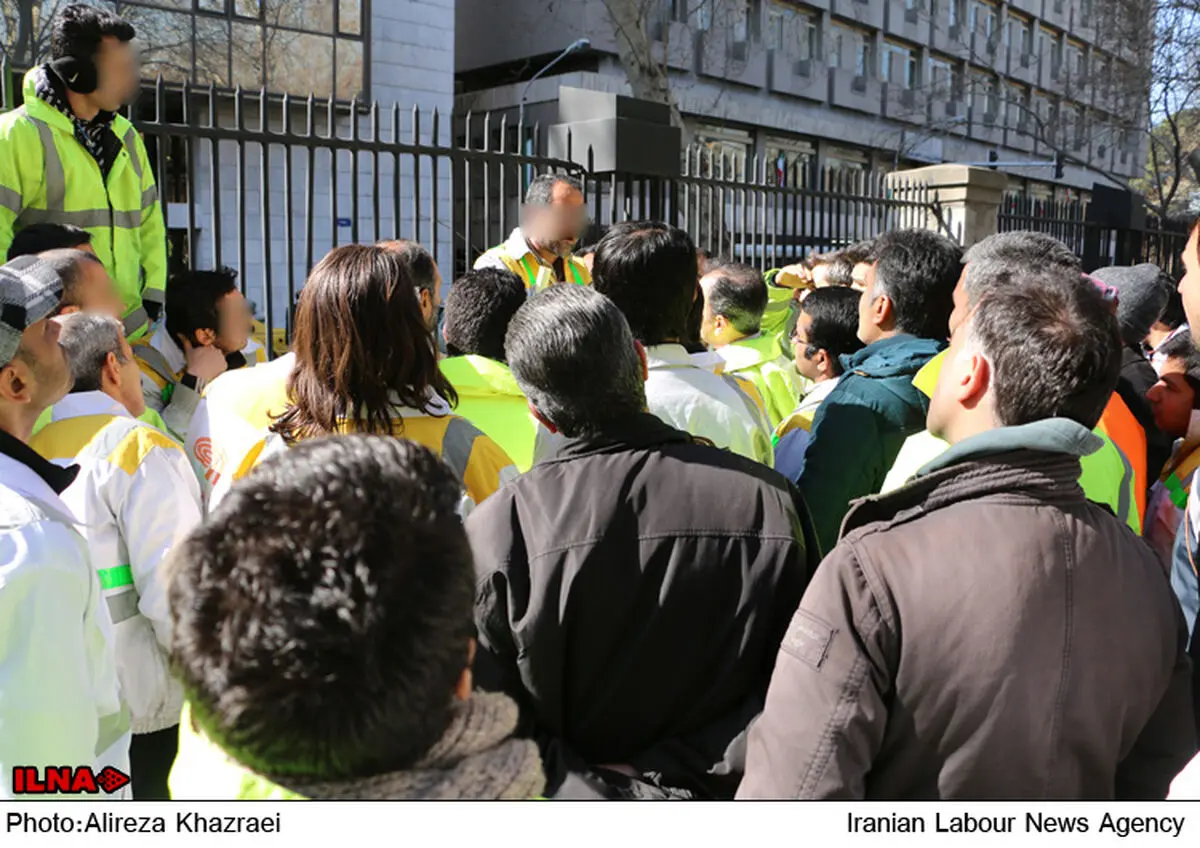 کارگران «عرف ایران»  مقابل شورای شهر تهران تجمع کردند/ گزارش تصویری