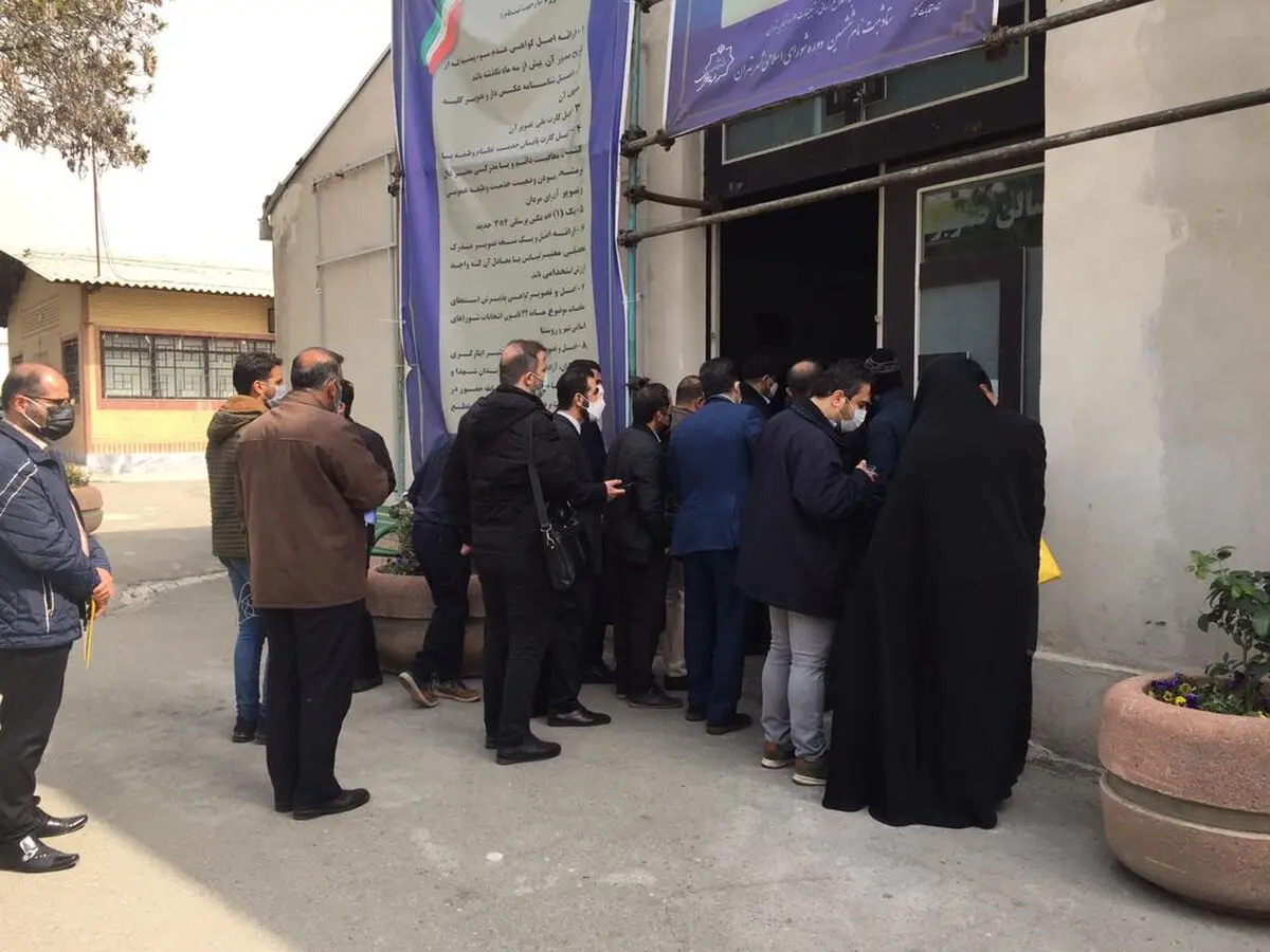 عدم رعایت فاصله اجتماعی در صف ثبت‌نام انتخابات شوراها