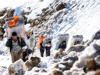 امکان واردات مواد اولیه کارخانه‌ها و قطعات مورد نیاز صنایع توسط کولبران/ بازنگری در سلاح‌ها و تجهیزات نیروهای مرزبانی