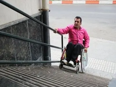 ضرورت استفاده از ظرفیت بالای معلولان در توسعه استان/ زیرساخت‌های ضعیف شهری سازگار با زندگی معلولان نیست