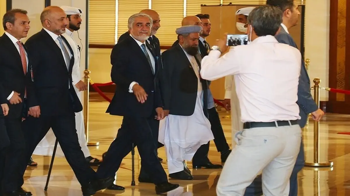 هیئتی از دولت افغانستان در دوحه با نمایندگان طالبان مذاکره می‌کند