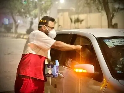 توزیع اضطراری ماسک در مناطق پر تردد شهری توسط تیم های امدادی سیار هلال‌احمر خوزستان