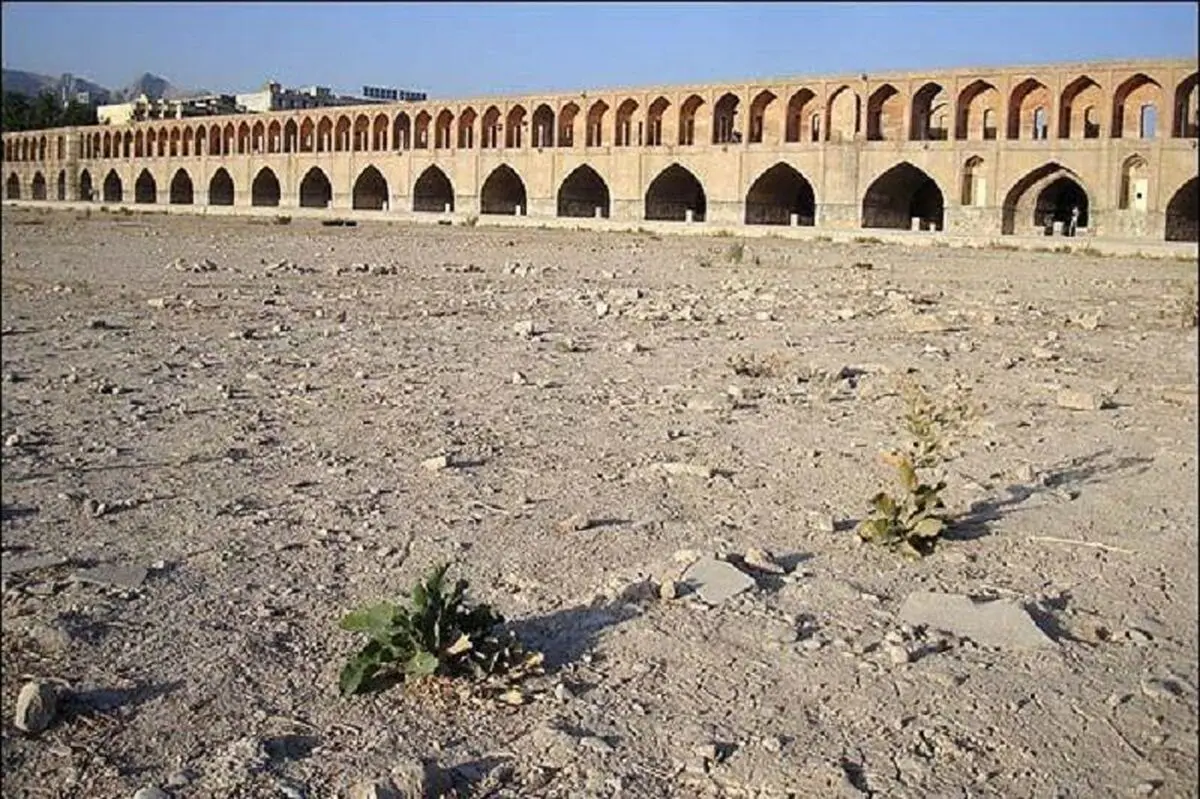 خروجی سد زاینده رود کاهش یافت