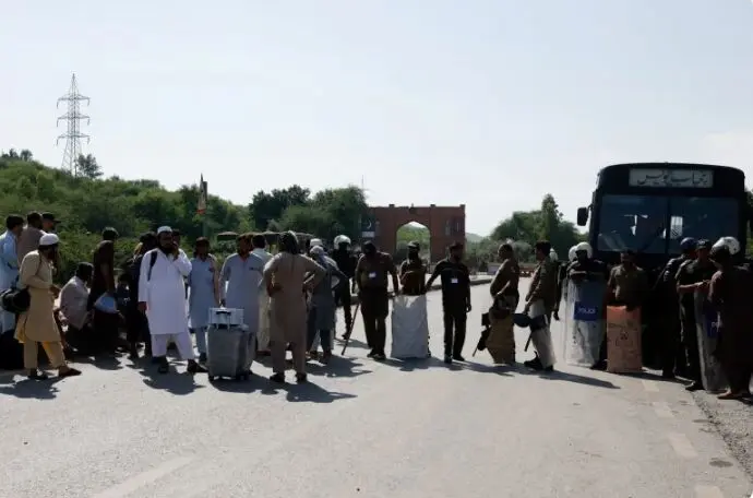 مذاکرات دولت پاکستان با حزب عمران‌خان برای مهار اعتراضات