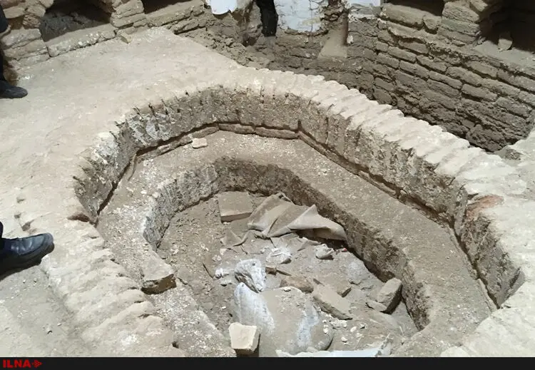 مادرِ کاروانسراهای ایران در بیابان رها شده‌است  