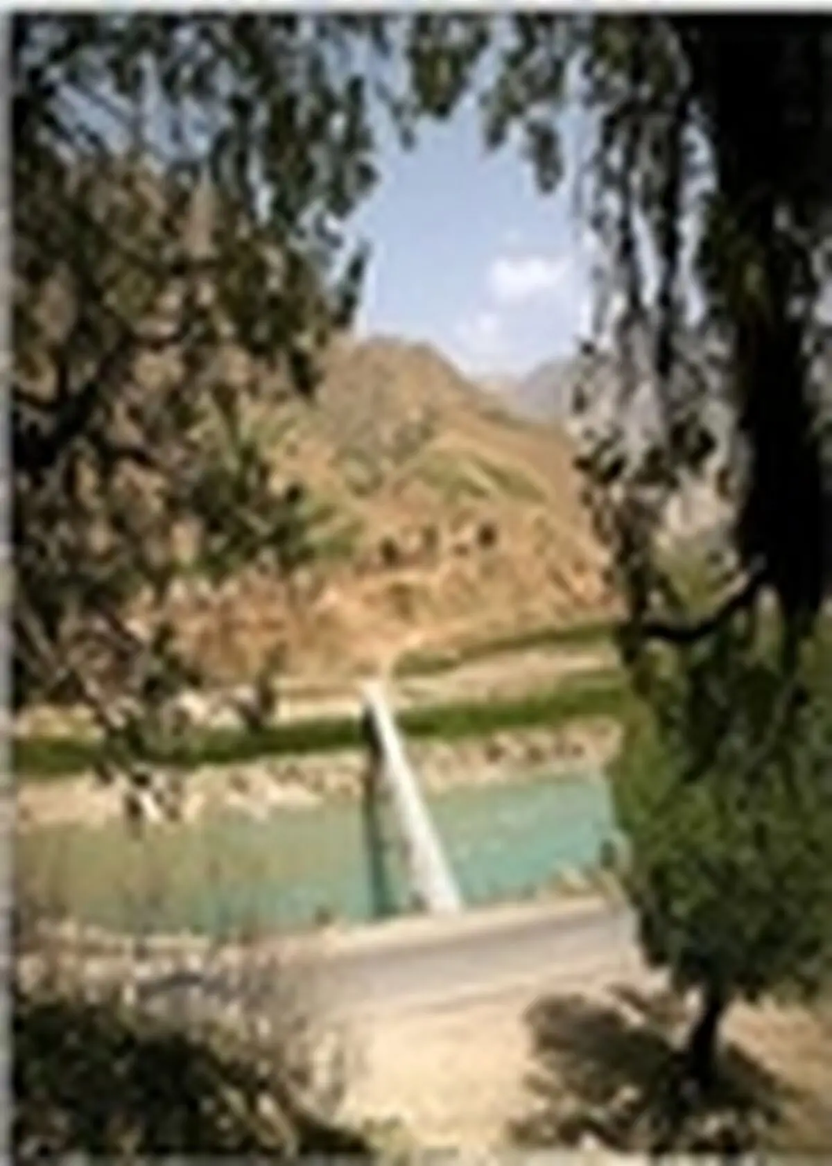 جهادگران بسیجی پل ارتباطی چندین روستا را در سراب به هم متصل کردند