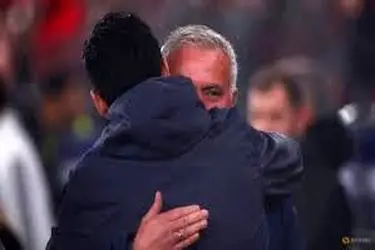 ویدئو: تجدید دیدار گرم مورینیو و آربلوا پس از شکست رئال