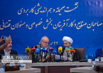 نشست هم‌اندیشی صنعتگران و صاحبان مشاغل منتخب سراسر کشور