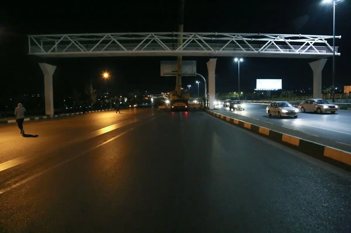 پل هوایی ۹۲ متری عابر پیاده مشهد نصب شد