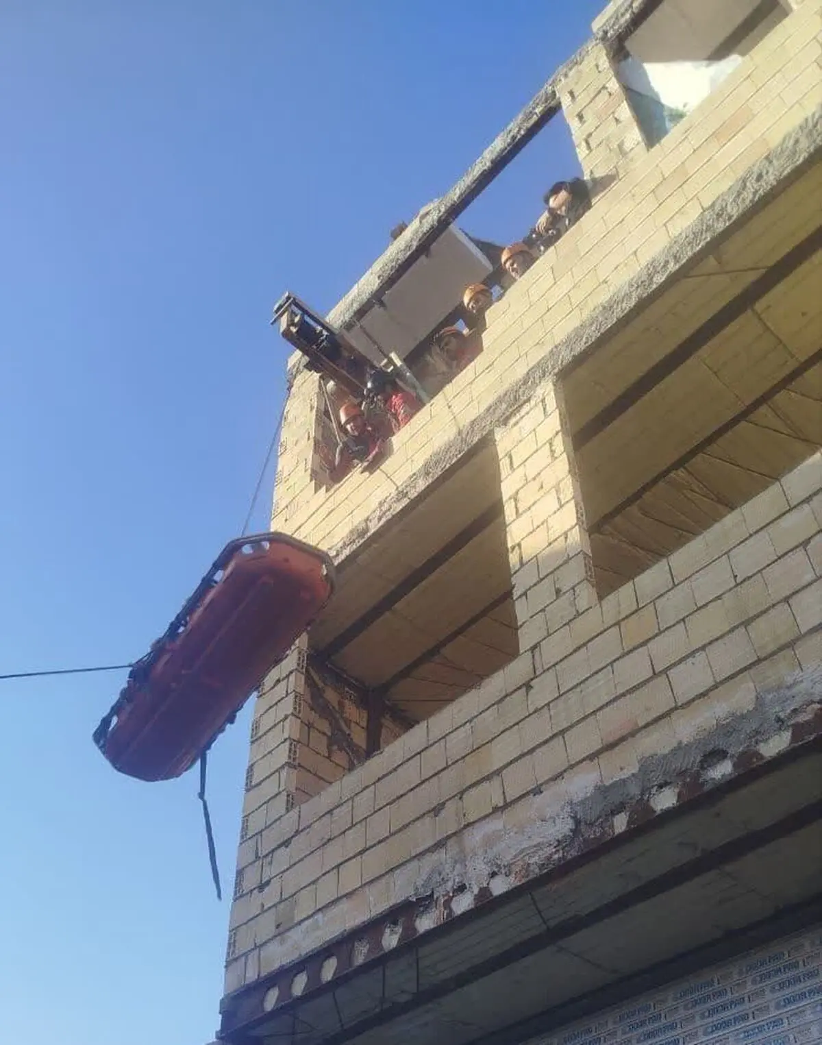 مصدومیت دو کارگر جوشکار بر اثر سقوط در مشهد