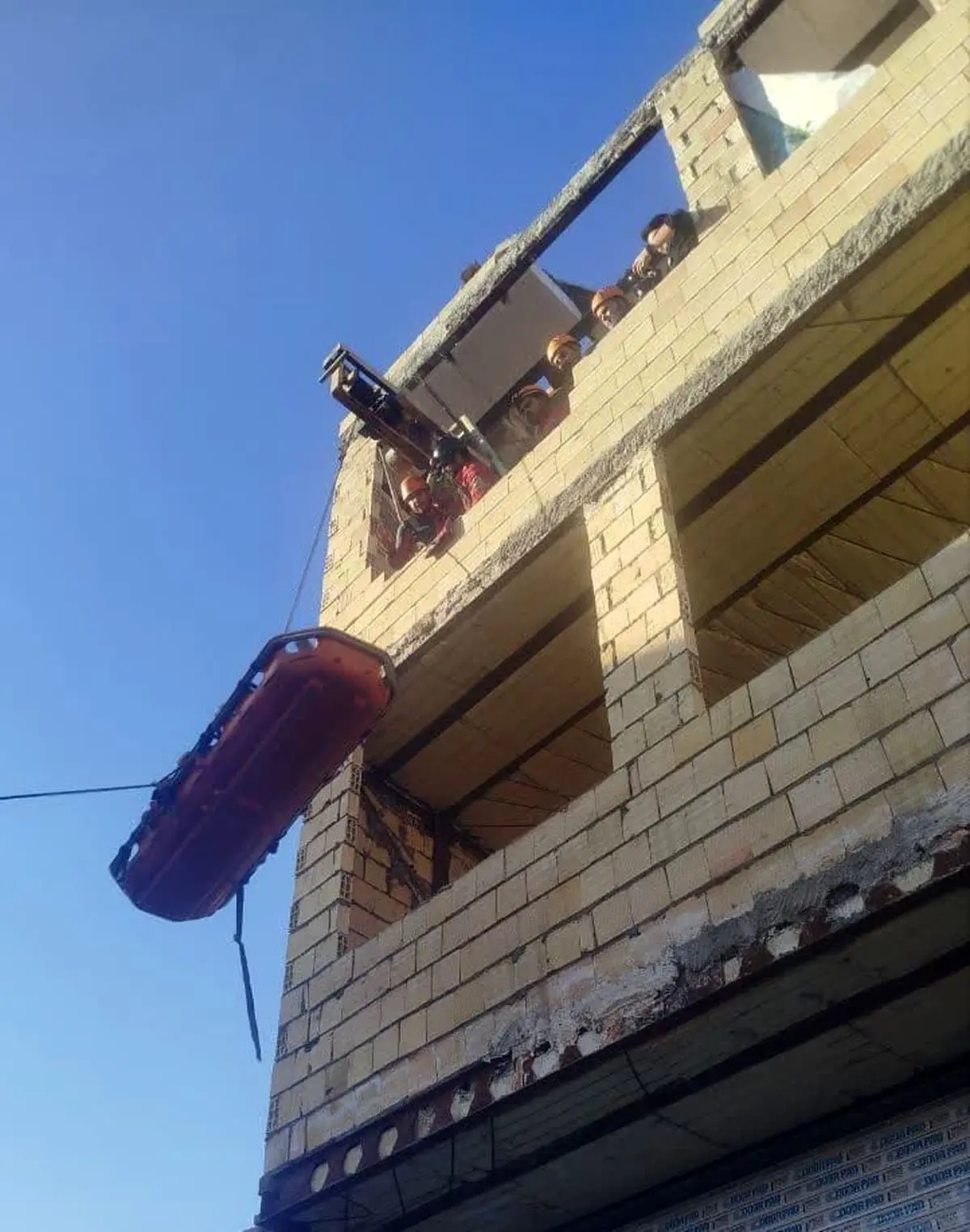 مصدومیت دو کارگر جوشکار بر اثر سقوط در مشهد