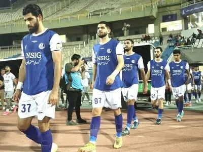  اعتراض استقلالی‌های خوزستان به پنالتی پرسپولیس با بیرون کشیدن تیم از زمین 
