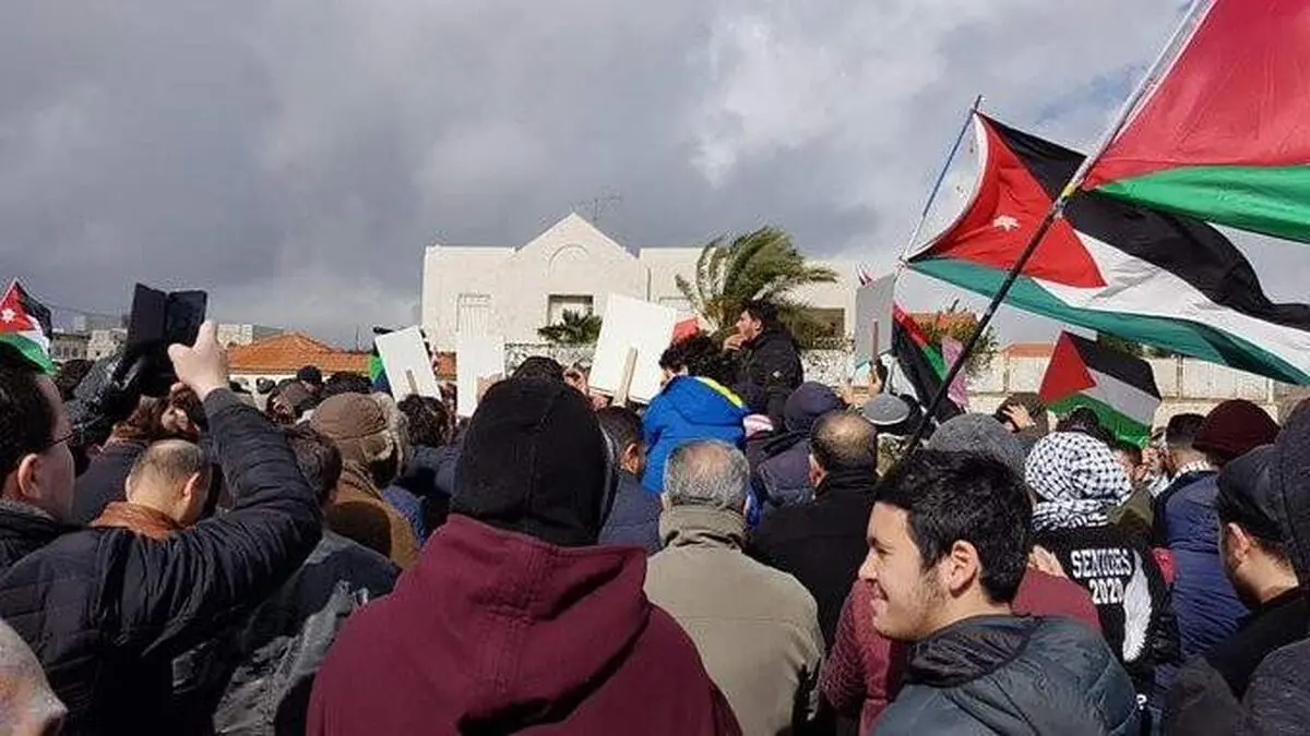 تجمع تظاهرکنندگان لبنانی در برابر سفارت آمریکا در اعتراض به معامله قرن