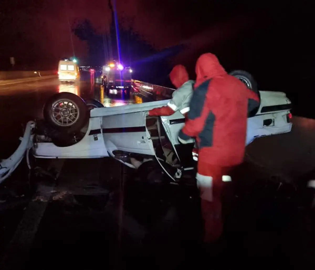 واژگونی پژو پارس در آزاد راه شاهچراغ (ع) با ۳ مصدوم و یک فوتی