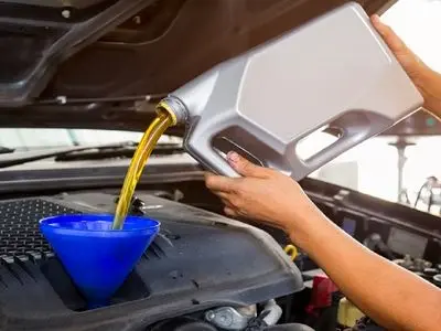 بهترین زمان تعویض روغن موتور خودرو را چطور حساب کنیم؟ 