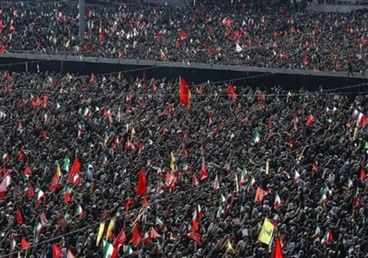 آغاز مراسم تشییع پیکر رهبر شهید انقلاب در تهران/  همه با پرچم‌های سرخ آمدند