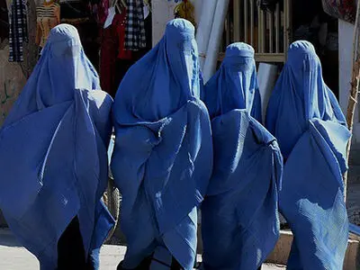 داعش زنان عراقی را مجبور به پوشیدن برقع‌های افغانی کرد