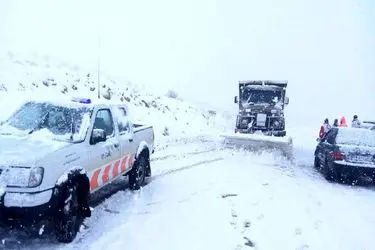 استمرار فعالیت سامانه بارشی در بخش‌هایی از کشور/ استقرار راهداران در محورهای برف‌گیر
