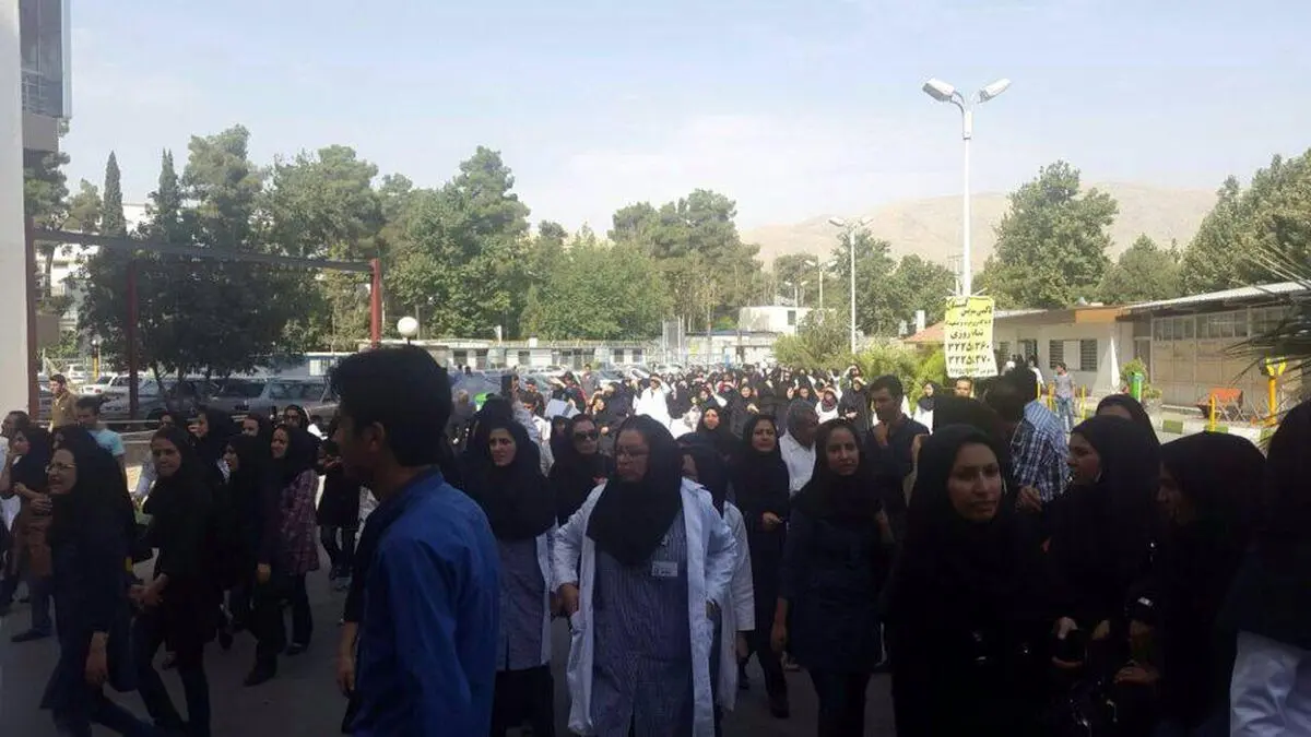تجمع پرستارن اصفهانی در مقابل استانداری/ مطالبات ما را بدهید
