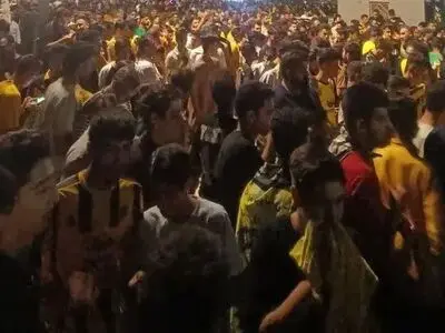 اعتراض هواداران سپاهان به ازدحام پشت درهای ورزشگاه