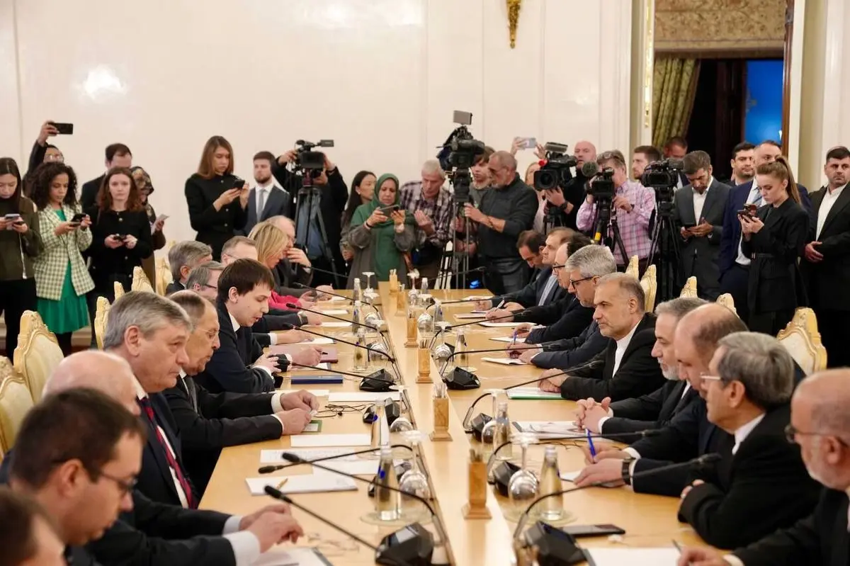 وزیر خارجیه إیران يجري مباحثات مع نظیره الروسي في موسکو