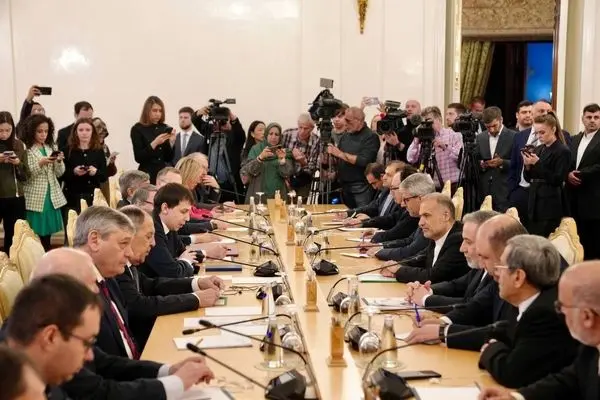 وزیر خارجیه إیران يجري مباحثات مع نظیره الروسي في موسکو