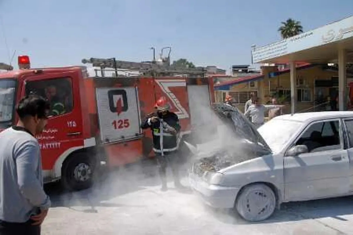 یک خودرو پراید داخل پمپ بنزینی در مشهد آتش گرفت