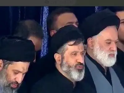 حضور أبناء القائد الشهيد في مصلّى طهران اثناء اقامة الصلاة على جثمانه الطاهر
