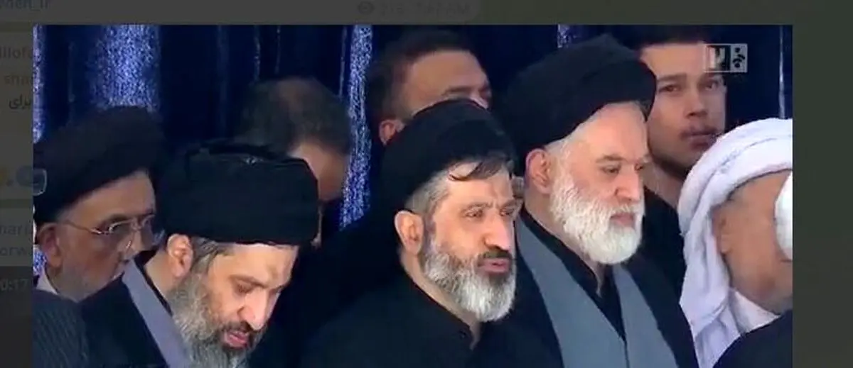 حضور أبناء القائد الشهيد في مصلّى طهران اثناء اقامة الصلاة على جثمانه الطاهر